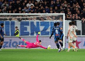 Fază incredibilă în Serie A » Un fan din peluză a pătruns pe teren și a dat gol din penalty + Ce a urmat!