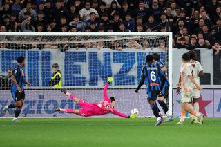 Fază incredibilă în Serie A » Un fan din peluză a pătruns pe teren și a dat gol din penalty + Ce a urmat!