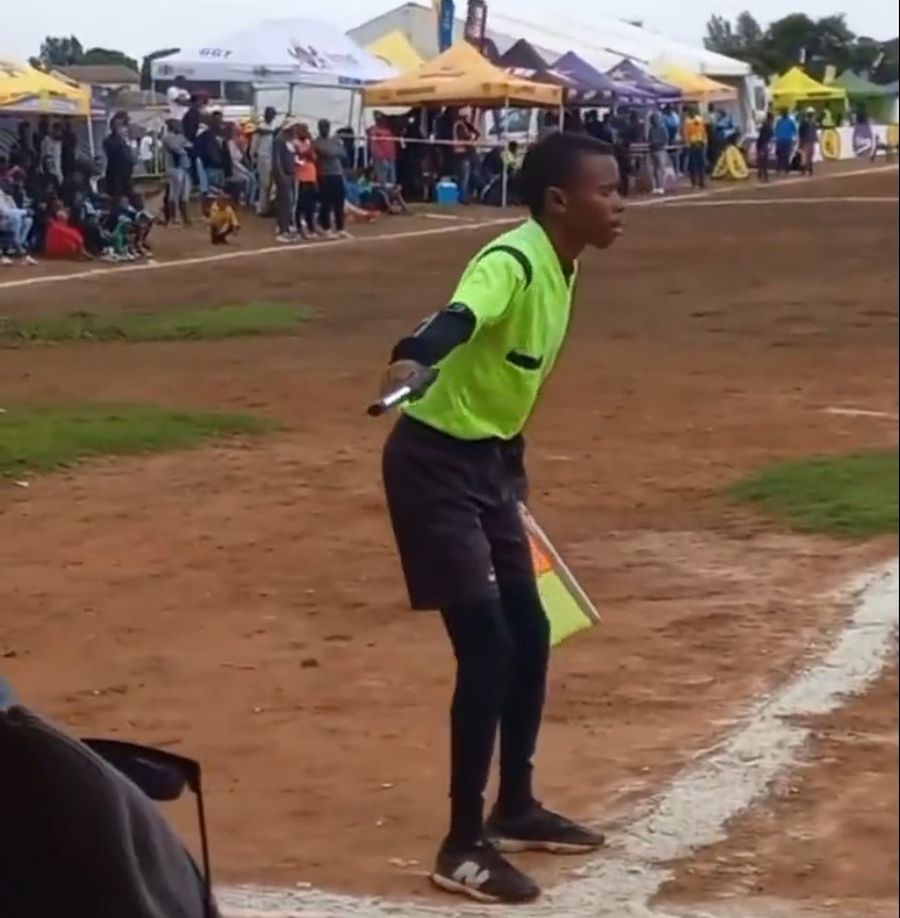 Lege și ordine. Așa ar putea fi intitulată această imagine cu asistentul înarmat din Africa de Sud Cum se impune disciplina » Imaginile șocante cu arbitrul-gangster care sperie lumea în teren au devenit virale!