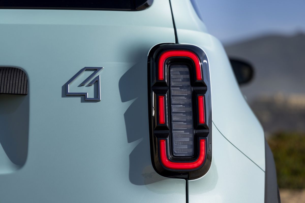 Mașina celebră a revenit după 30 de ani în România » A păstrat ADN-ul „tatălui” și este mai ieftină decât Ford și Fiat