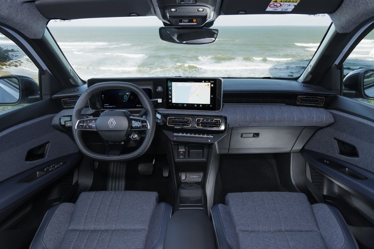 Mașina celebră a revenit după 30 de ani în România » A păstrat ADN-ul „tatălui” și este mai ieftină decât Ford și Fiat