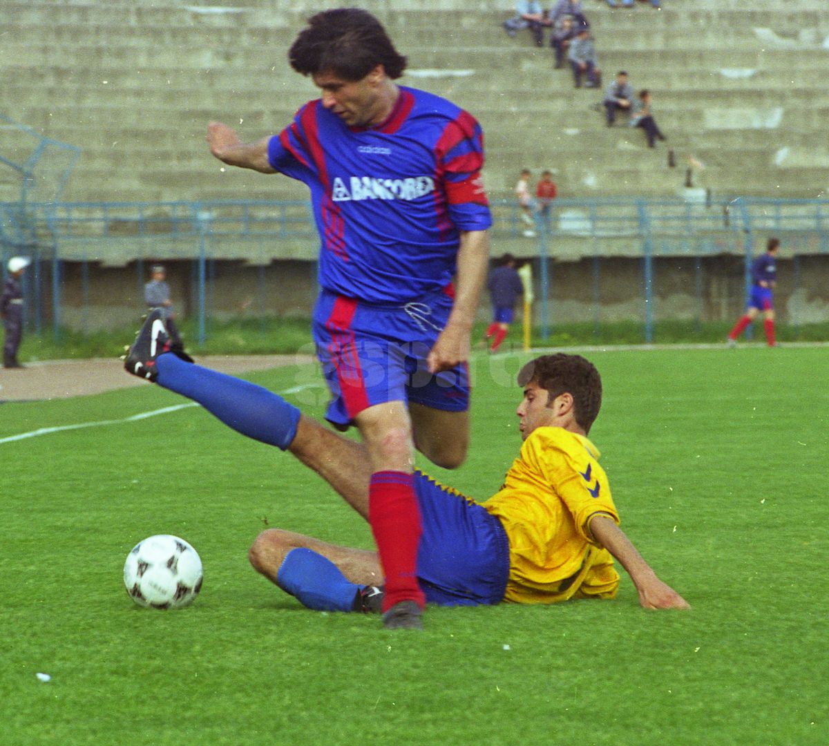 De la „țeapa” Bancorex, de 2,4 miliarde, la giganți precum Orange sau ArcelorMittal » Care sunt companiile care „au luat titlul” în Liga 1, după Revoluție