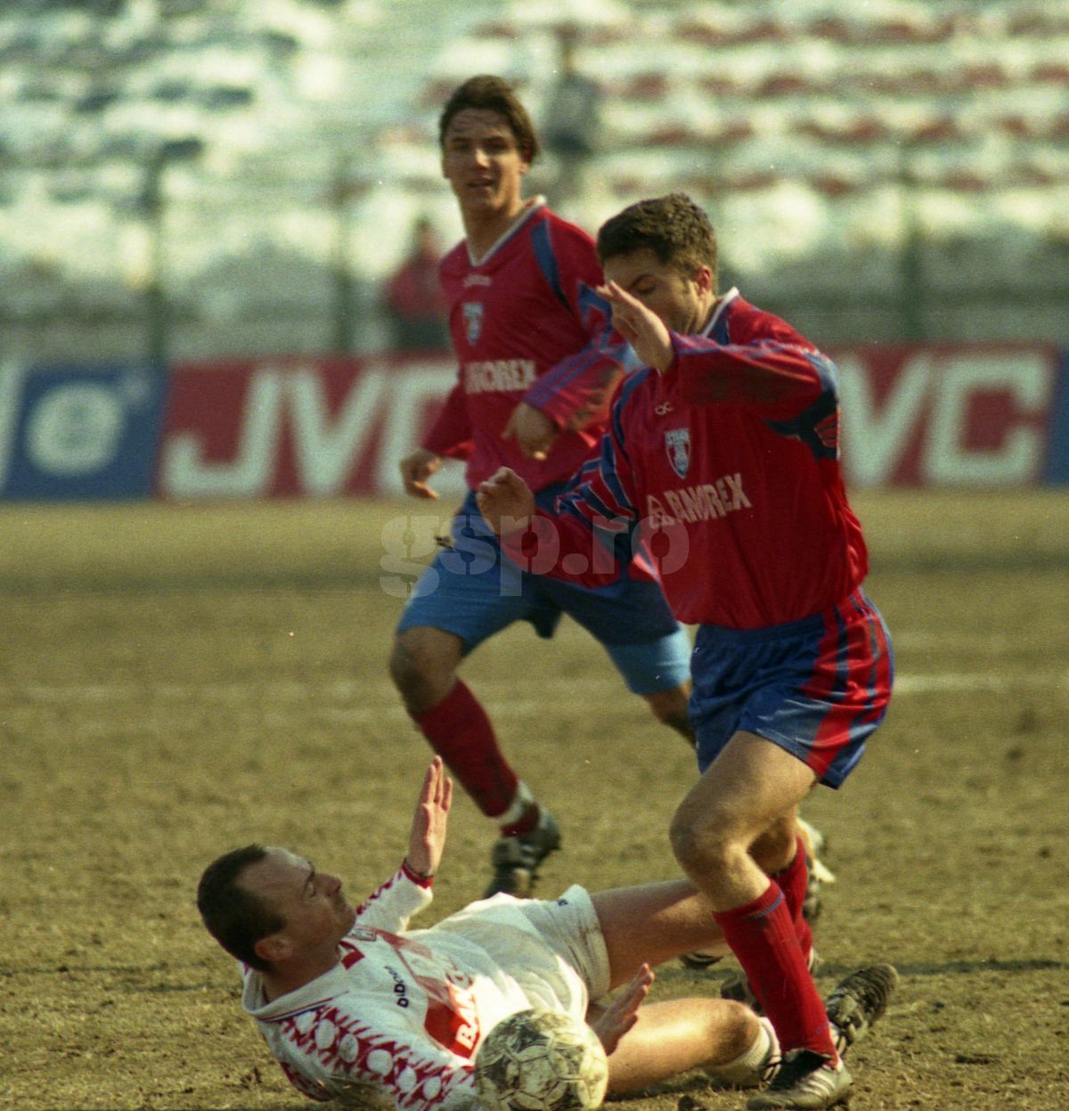 De la „țeapa” Bancorex, de 2,4 miliarde, la giganți precum Orange sau ArcelorMittal » Care sunt companiile care „au luat titlul” în Liga 1, după Revoluție