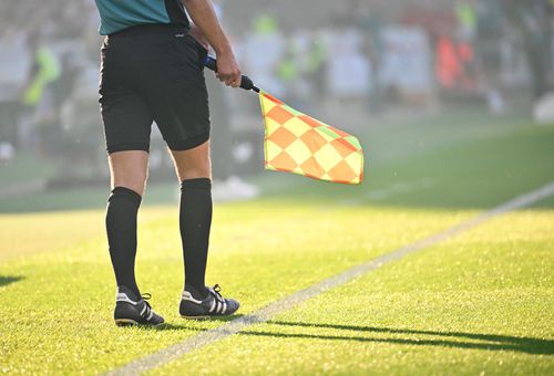 VIDEO Cum se impune disciplina » Imaginile șocante cu arbitrul-gangster care sperie lumea în teren au devenit virale!