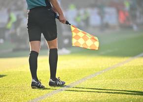 Cum se impune disciplina » Imaginile șocante cu arbitrul-gangster care sperie lumea în teren au devenit virale!