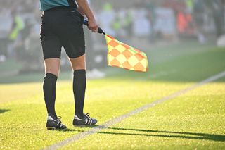 Cum se impune disciplina » Imaginile șocante cu arbitrul-gangster care sperie lumea în teren au devenit virale!