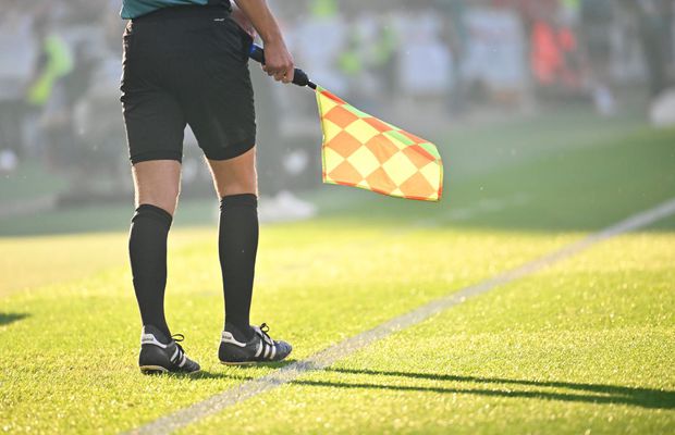 Cum se impune disciplina » Imaginile șocante cu arbitrul-gangster care sperie lumea în teren au devenit virale!