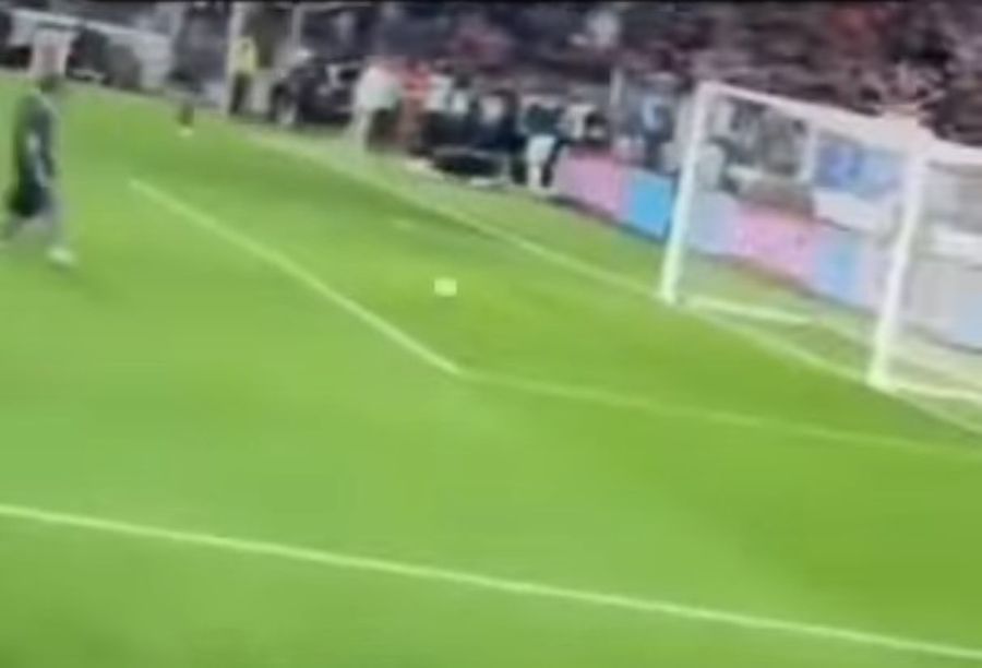 Fază incredibilă în Serie A » Un fan din peluză a pătruns pe teren și a dat gol din penalty + Ce a urmat!