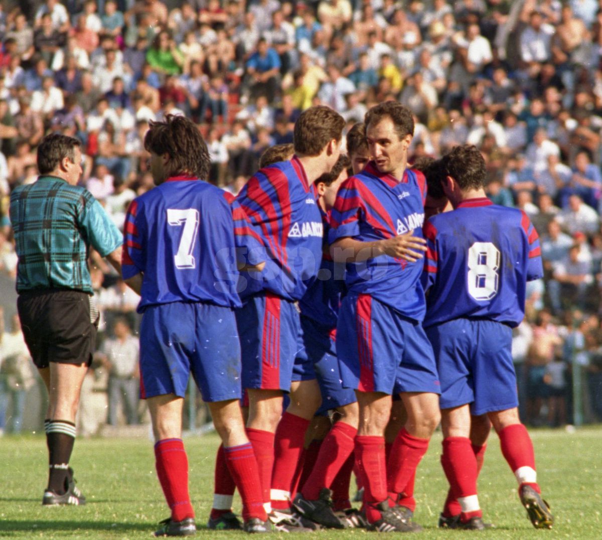 De la „țeapa” Bancorex, de 2,4 miliarde, la giganți precum Orange sau ArcelorMittal » Care sunt companiile care „au luat titlul” în Liga 1, după Revoluție