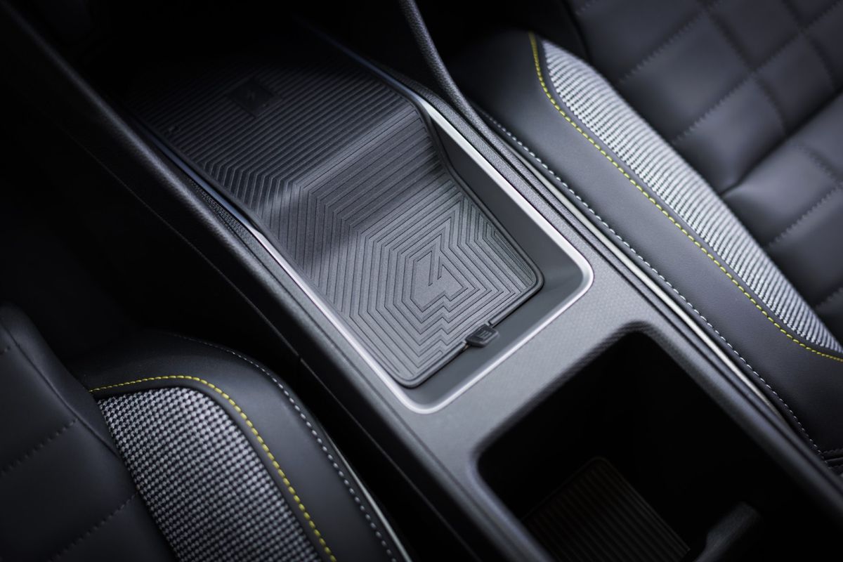 Mașina celebră a revenit după 30 de ani în România » A păstrat ADN-ul „tatălui” și este mai ieftină decât Ford și Fiat