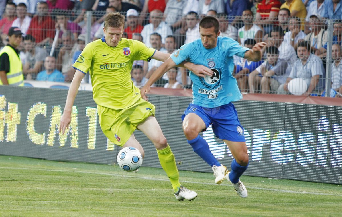 De la „țeapa” Bancorex, de 2,4 miliarde, la giganți precum Orange sau ArcelorMittal » Care sunt companiile care „au luat titlul” în Liga 1, după Revoluție