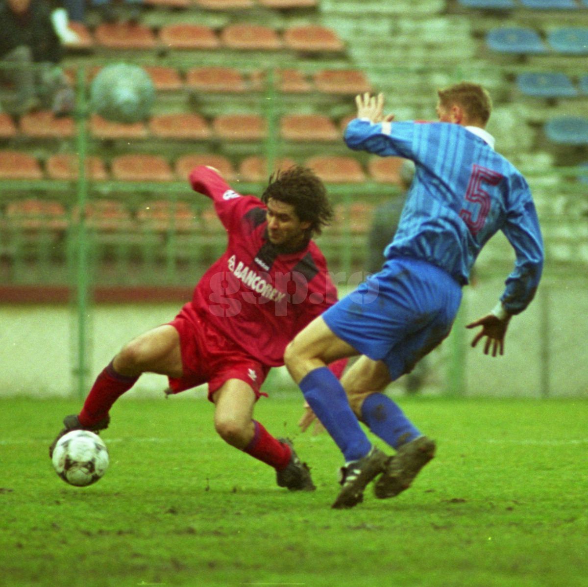 De la „țeapa” Bancorex, de 2,4 miliarde, la giganți precum Orange sau ArcelorMittal » Care sunt companiile care „au luat titlul” în Liga 1, după Revoluție