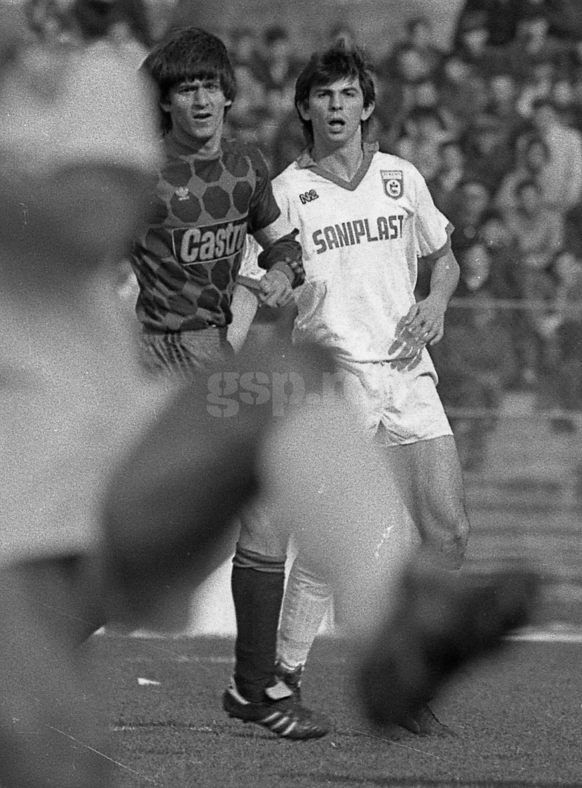 De la „țeapa” Bancorex, de 2,4 miliarde, la giganți precum Orange sau ArcelorMittal » Care sunt companiile care „au luat titlul” în Liga 1, după Revoluție