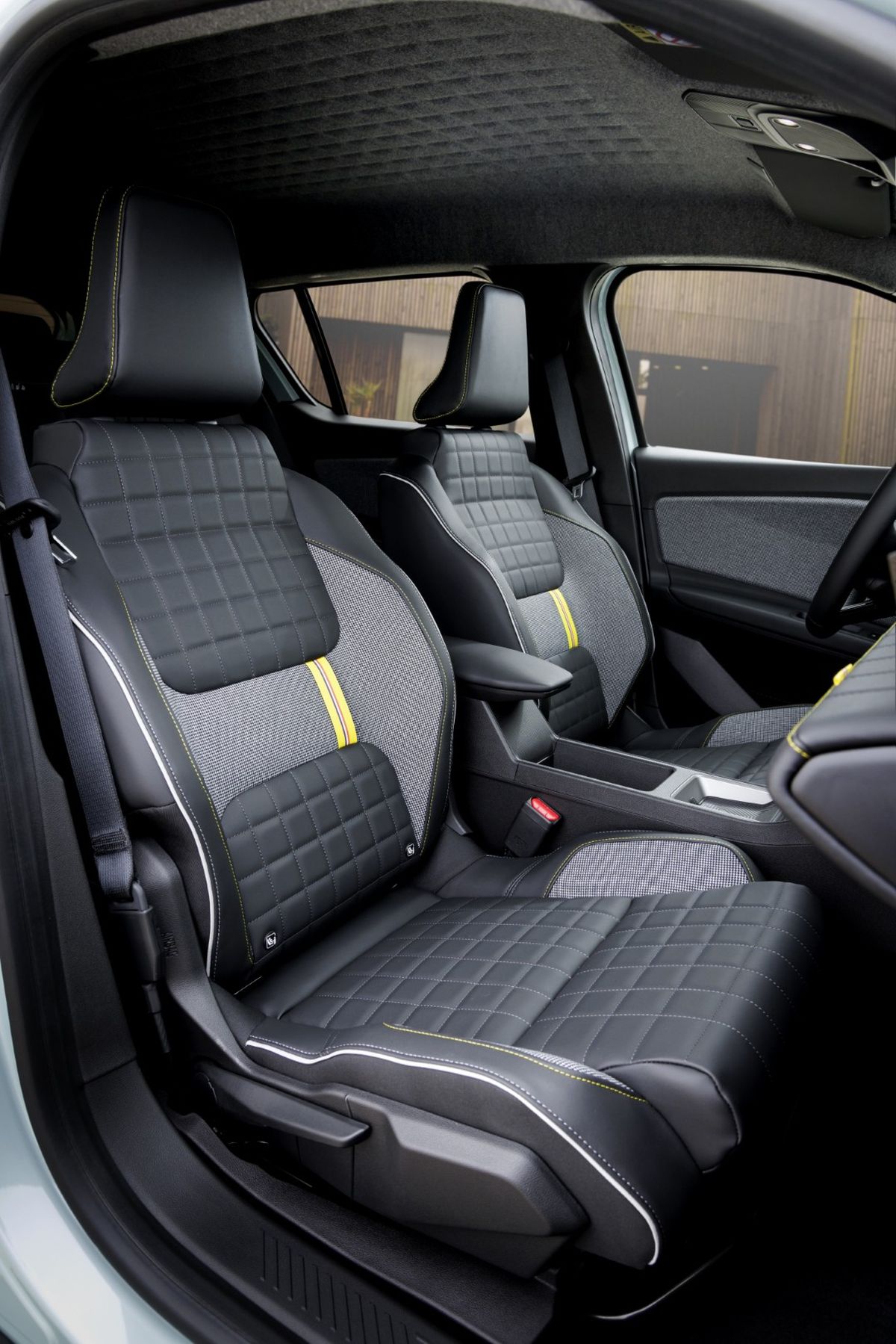 Mașina celebră a revenit după 30 de ani în România » A păstrat ADN-ul „tatălui” și este mai ieftină decât Ford și Fiat