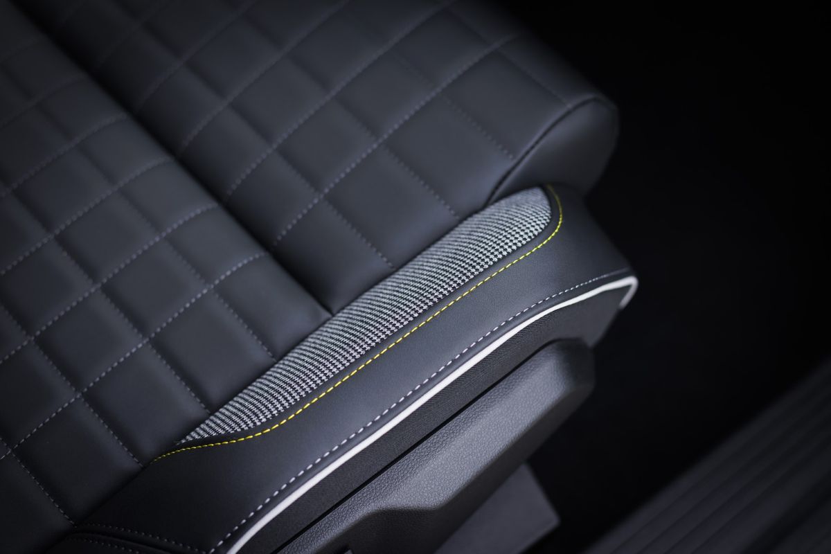 Mașina celebră a revenit după 30 de ani în România » A păstrat ADN-ul „tatălui” și este mai ieftină decât Ford și Fiat