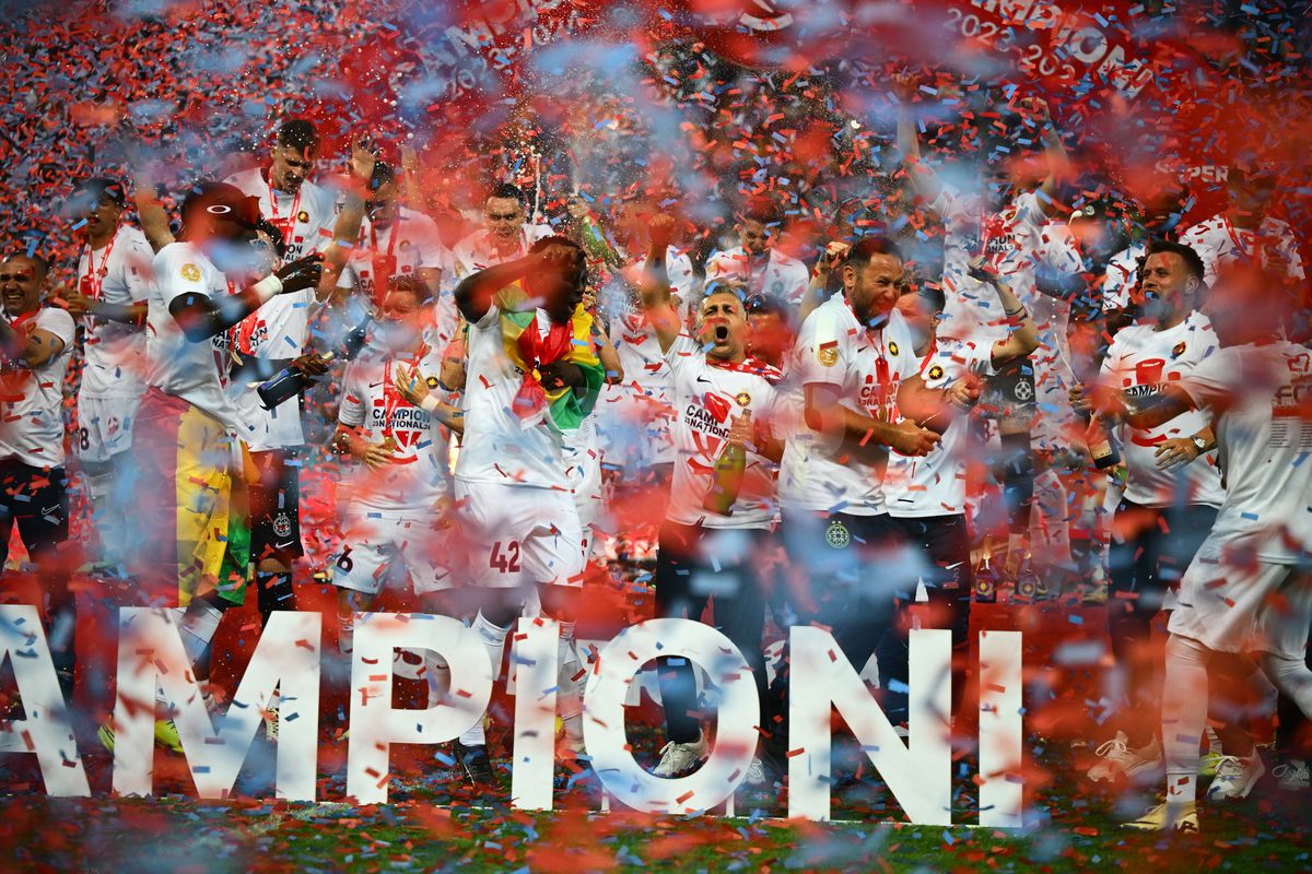 De la „țeapa” Bancorex, de 2,4 miliarde, la giganți precum Orange sau ArcelorMittal » Care sunt companiile care „au luat titlul” în Liga 1, după Revoluție