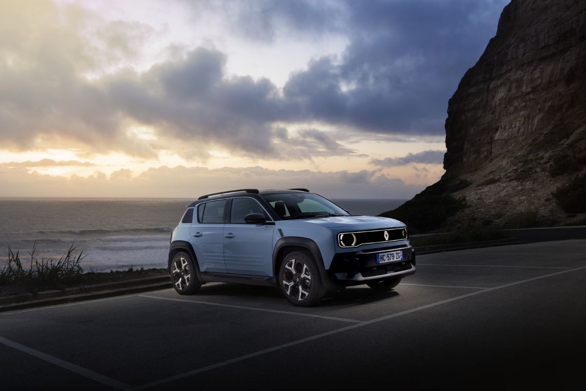 Mașina celebră a revenit după 30 de ani în România » A păstrat ADN-ul „tatălui” și este mai ieftină decât Ford și Fiat