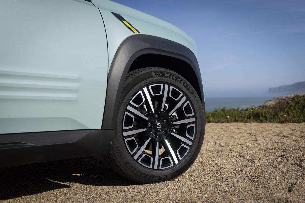 Mașina celebră a revenit după 30 de ani în România » A păstrat ADN-ul „tatălui” și este mai ieftină decât Ford și Fiat