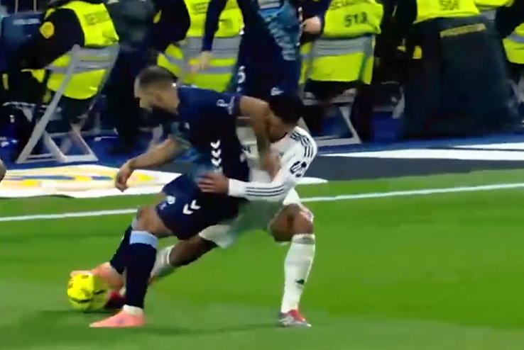 Real Madrid - Celta Vigo 0-2: Real Madrid reclamă că Borja Iglesias nu a fost eliminat în minutul 58 pentru o lovitură cu cotul aplicată lui Jude Bellingham