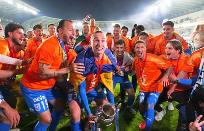 În timp ce Craiova sărbătorea triumful din Cupă, fotoreporterul GSP a surprins o imagine extraordinară cu Nistor și Chipciu