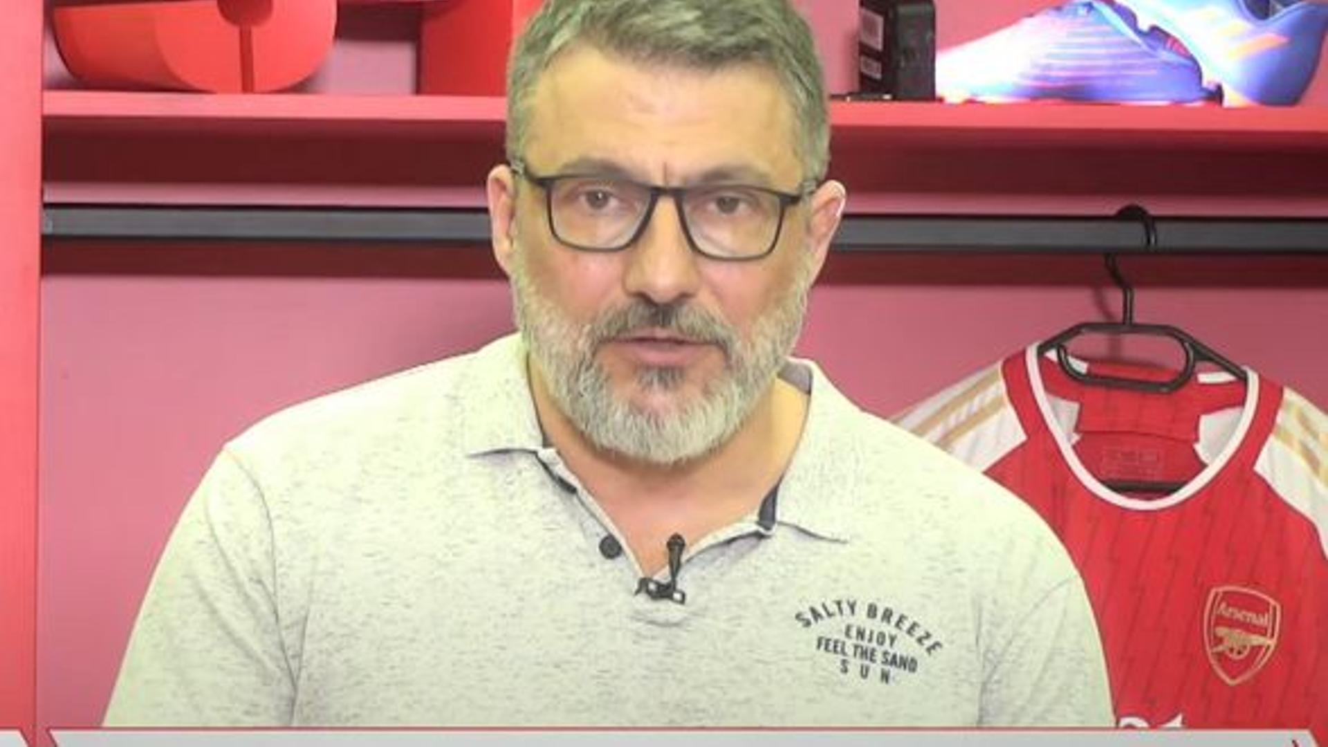 Jucători de fotbal în acțiune pe teren în timpul unui meci din Premier League, cu spectatori în tribune și arbitru aproape. | sursa foto: Gazeta Sporturilor