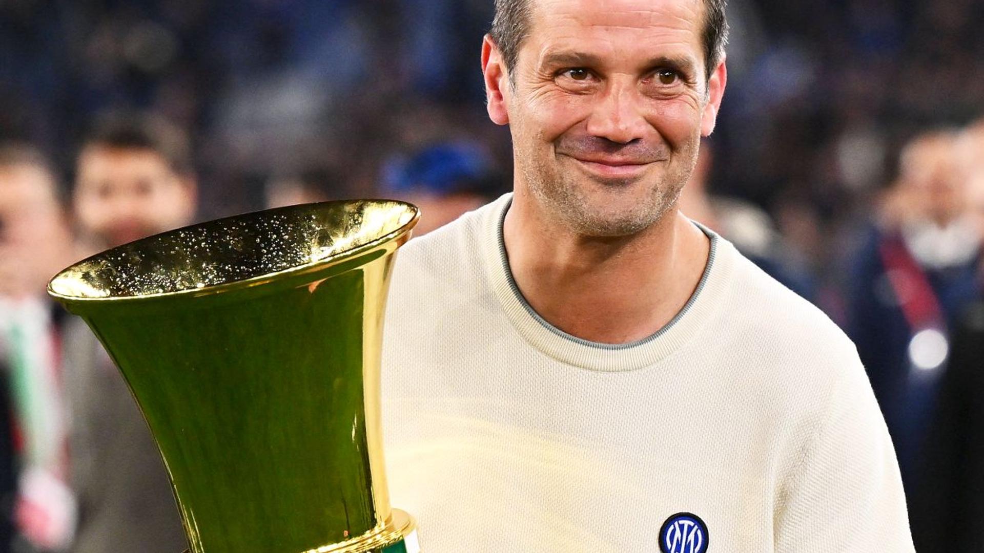 Cristi Chivu ținând două trofee fotbal cu Inter Milano, celebrând succesul în primul său sezon ca antrenor principal. | sursa foto: Gazeta Sporturilor