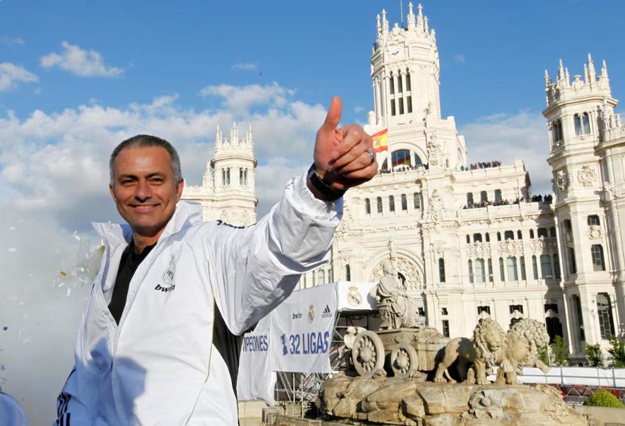 Sezonul 2011-2012 a fost punctul culminant al proiectului lui José Mourinho, Real Madrid câștigand titlul în La Liga cu 100 de puncte Florentino Perez este strâns cu ușa » Are 48 de ore ca să nu complice angajarea lui Mourinho la Real Madrid!