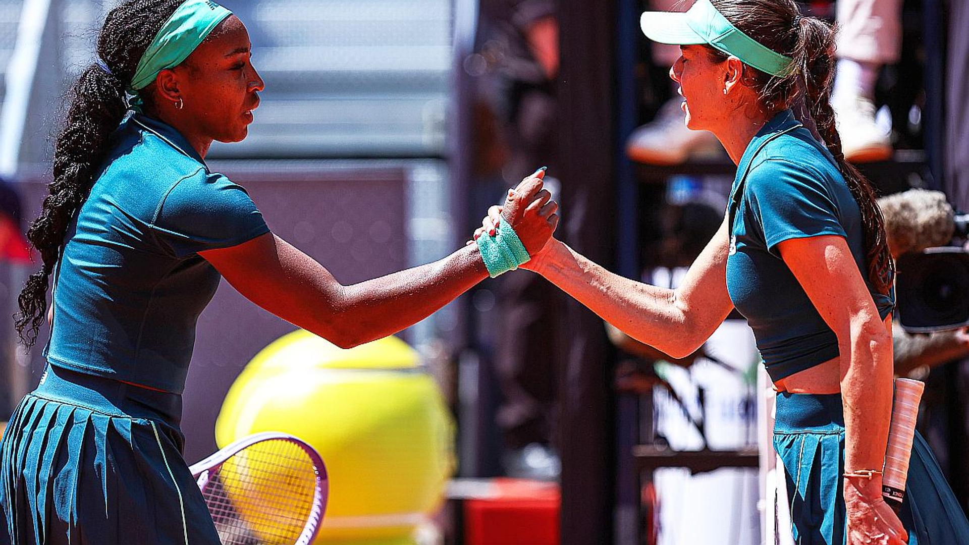 Sorana Cîrstea și Coco Gauff în acțiune pe teren la semifinale turneul de tenis Roma, transmisie TV meci tenis Roma. | sursa foto: Gazeta Sporturilor
