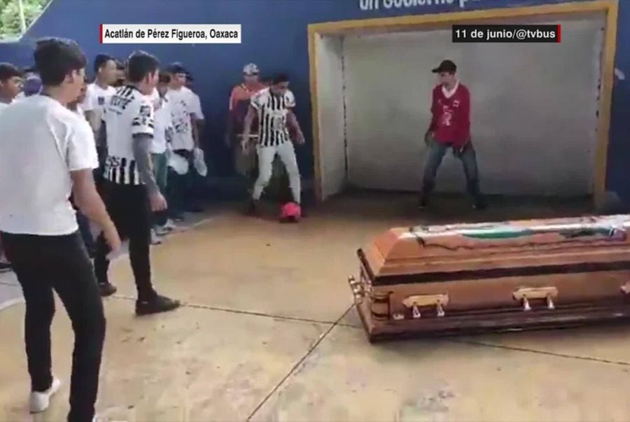 Uciderea unui fotbalist într-un raid al poliției a declanșat proteste în Mexic la fel ca în SUA » Imagini tulburătoare