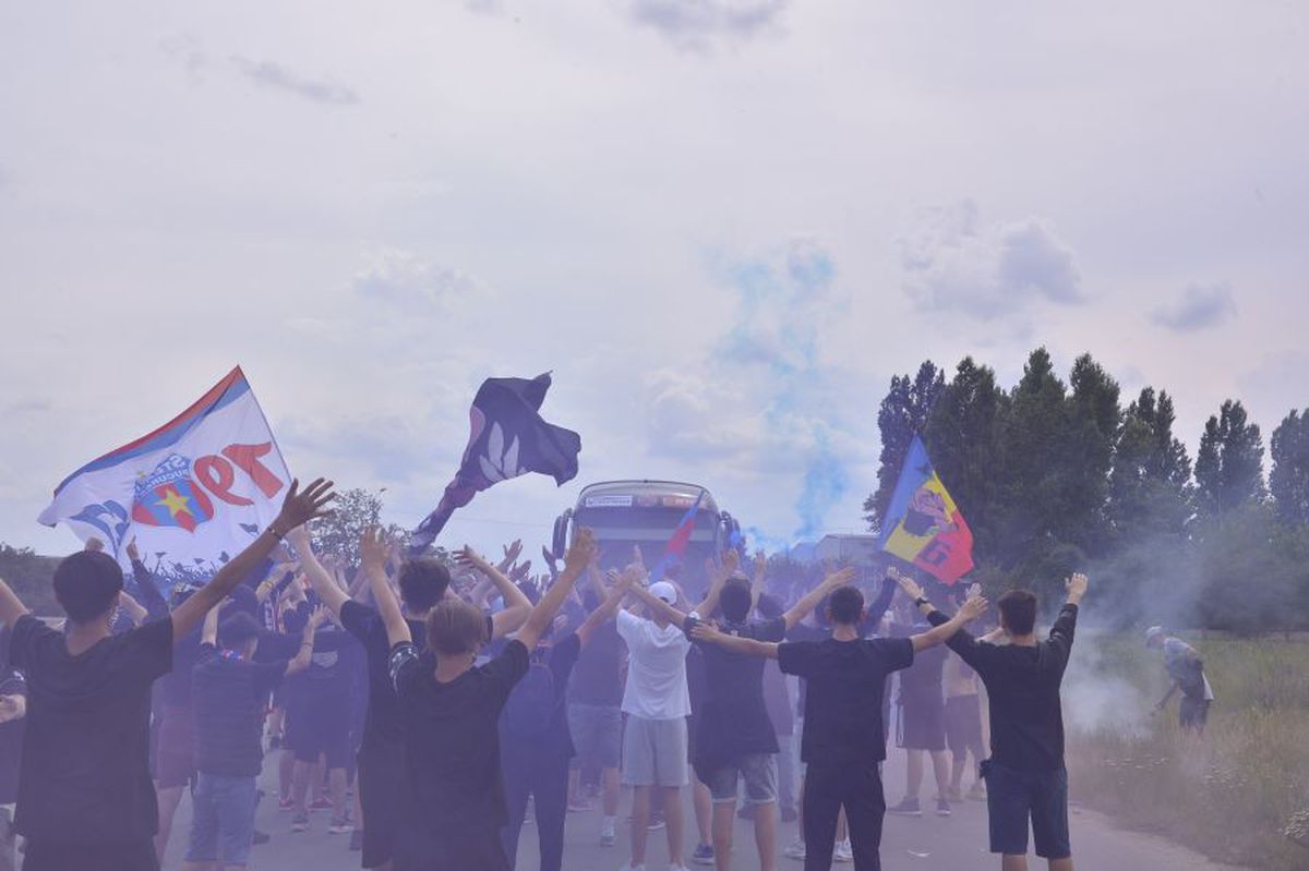 VIDEO+FOTO EXCLUSIV Ultrașii FCSB, spectacol în Berceni! Imagini de la plecarea „roș-albaștrilor” la Cluj