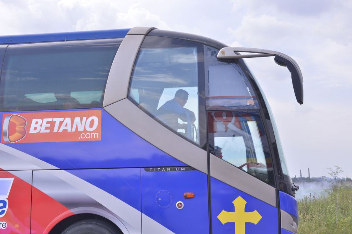 VIDEO+FOTO EXCLUSIV Ultrașii FCSB, spectacol în Berceni! Imagini de la plecarea „roș-albaștrilor” la Cluj