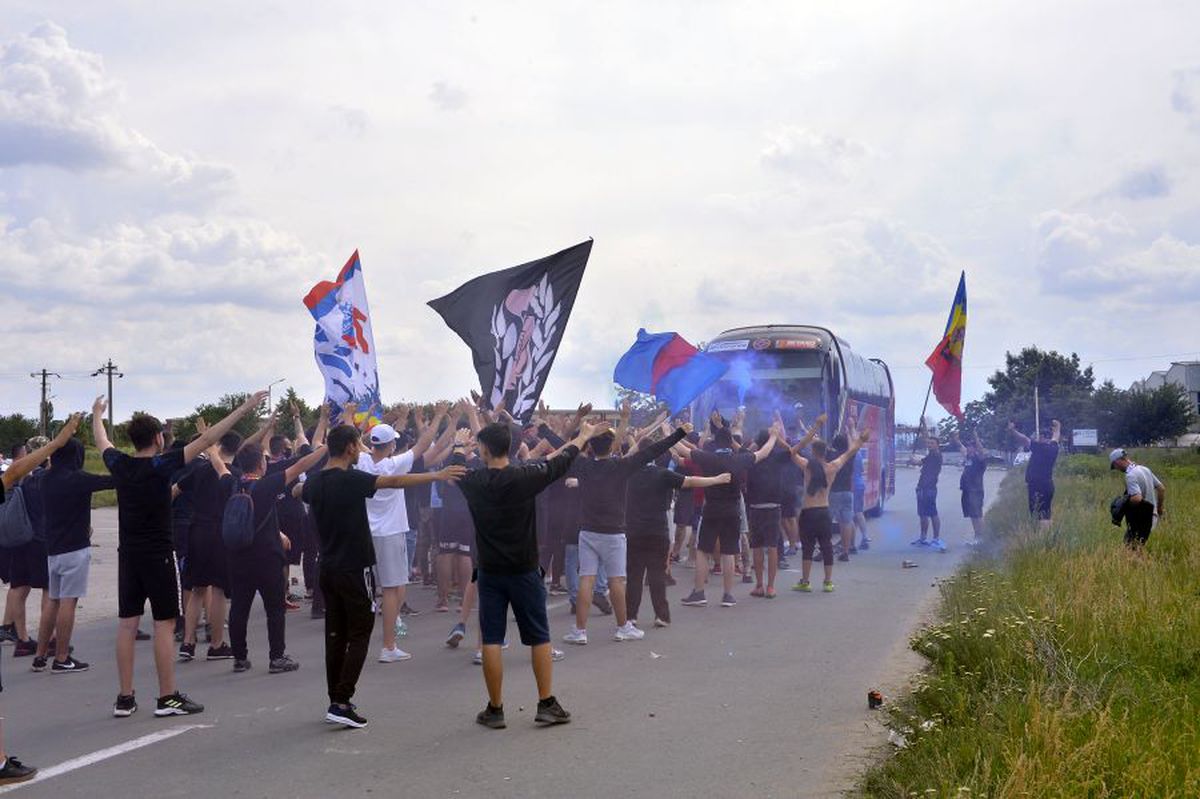 VIDEO+FOTO EXCLUSIV Ultrașii FCSB, spectacol în Berceni! Imagini de la plecarea „roș-albaștrilor” la Cluj