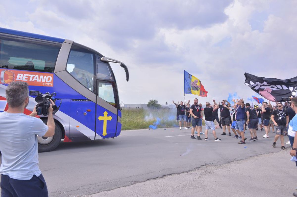 VIDEO+FOTO EXCLUSIV Ultrașii FCSB, spectacol în Berceni! Imagini de la plecarea „roș-albaștrilor” la Cluj