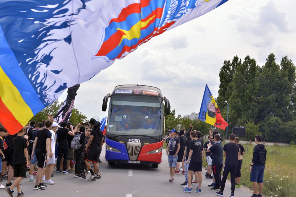 VIDEO+FOTO EXCLUSIV Ultrașii FCSB, spectacol în Berceni! Imagini de la plecarea „roș-albaștrilor” la Cluj