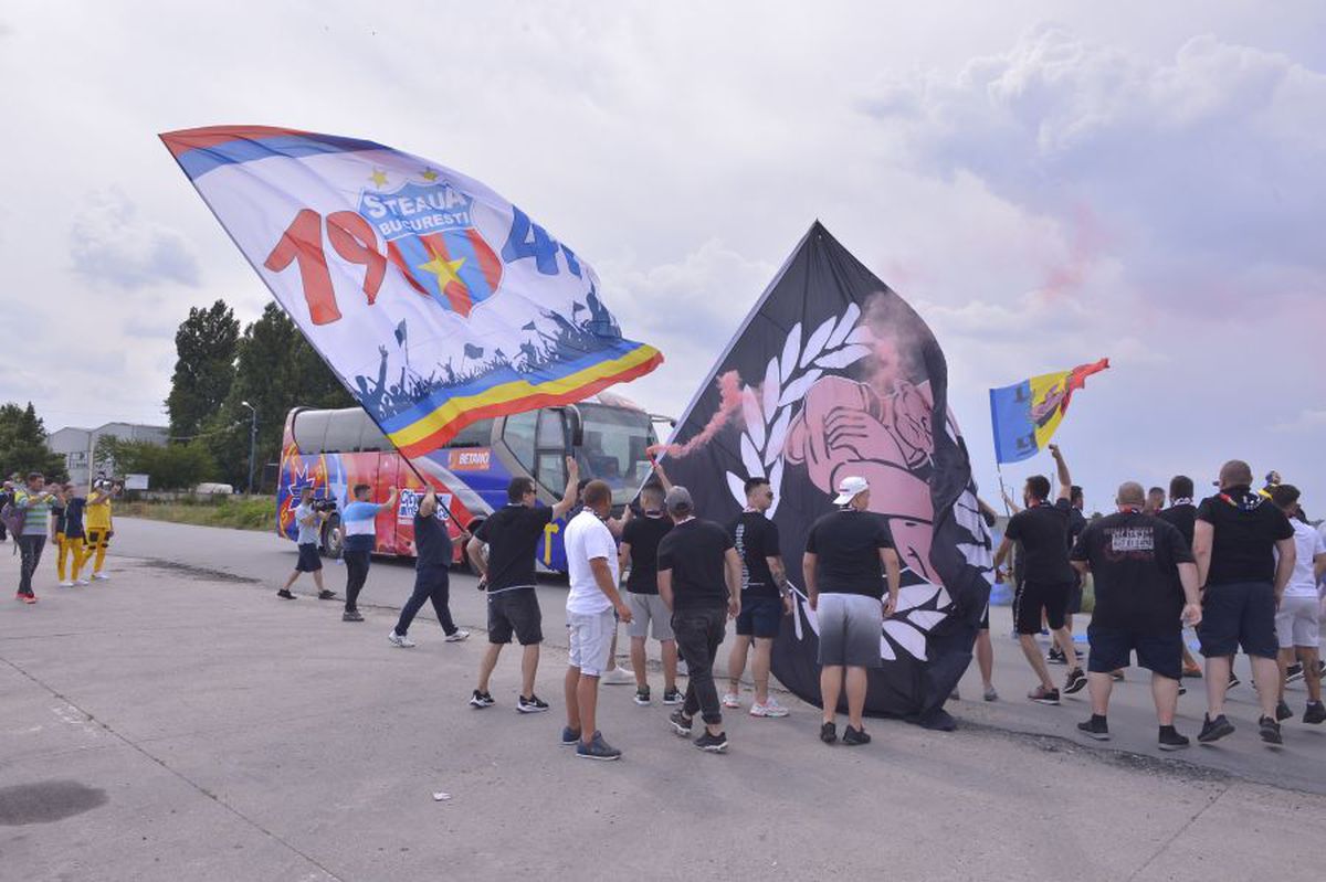 VIDEO+FOTO EXCLUSIV Ultrașii FCSB, spectacol în Berceni! Imagini de la plecarea „roș-albaștrilor” la Cluj
