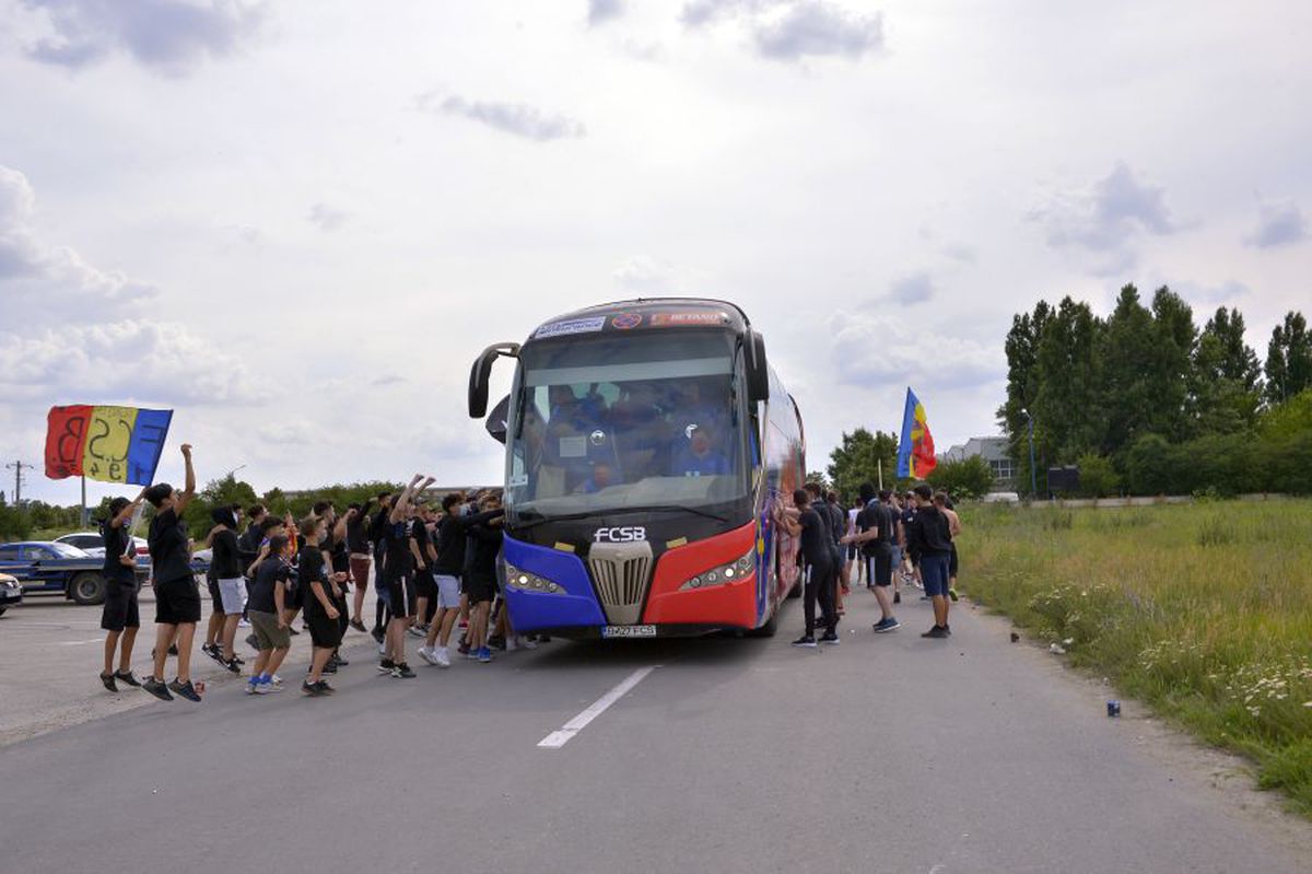VIDEO+FOTO EXCLUSIV Ultrașii FCSB, spectacol în Berceni! Imagini de la plecarea „roș-albaștrilor” la Cluj