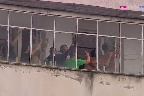 Câțiva localnici din Sfântu Gheorghe au urmărit meciul de pe un balcon. Captură Digi Sport