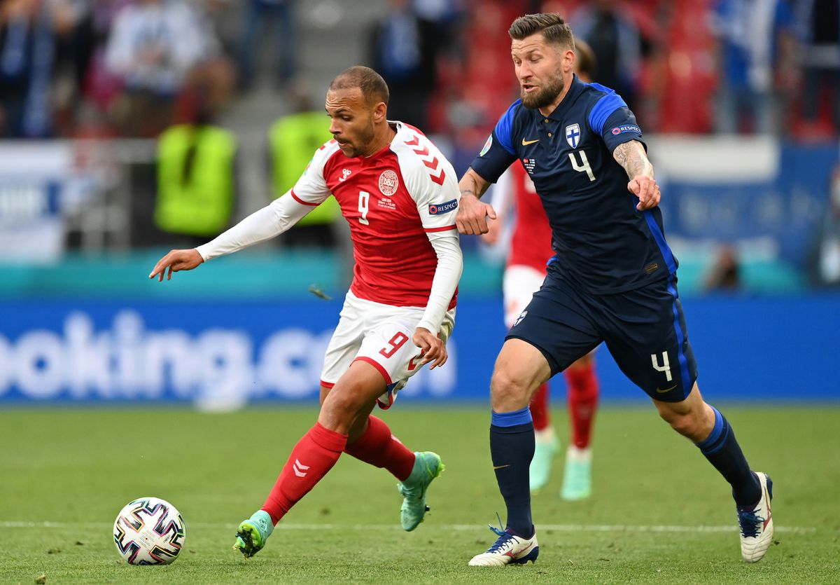 UEFA, criticată de un fost mare jucător pentru că a decis reluarea partidei Danemarca - Finlanda: „Trebuie să fie cineva care să spună «Acum ne oprim aici»”