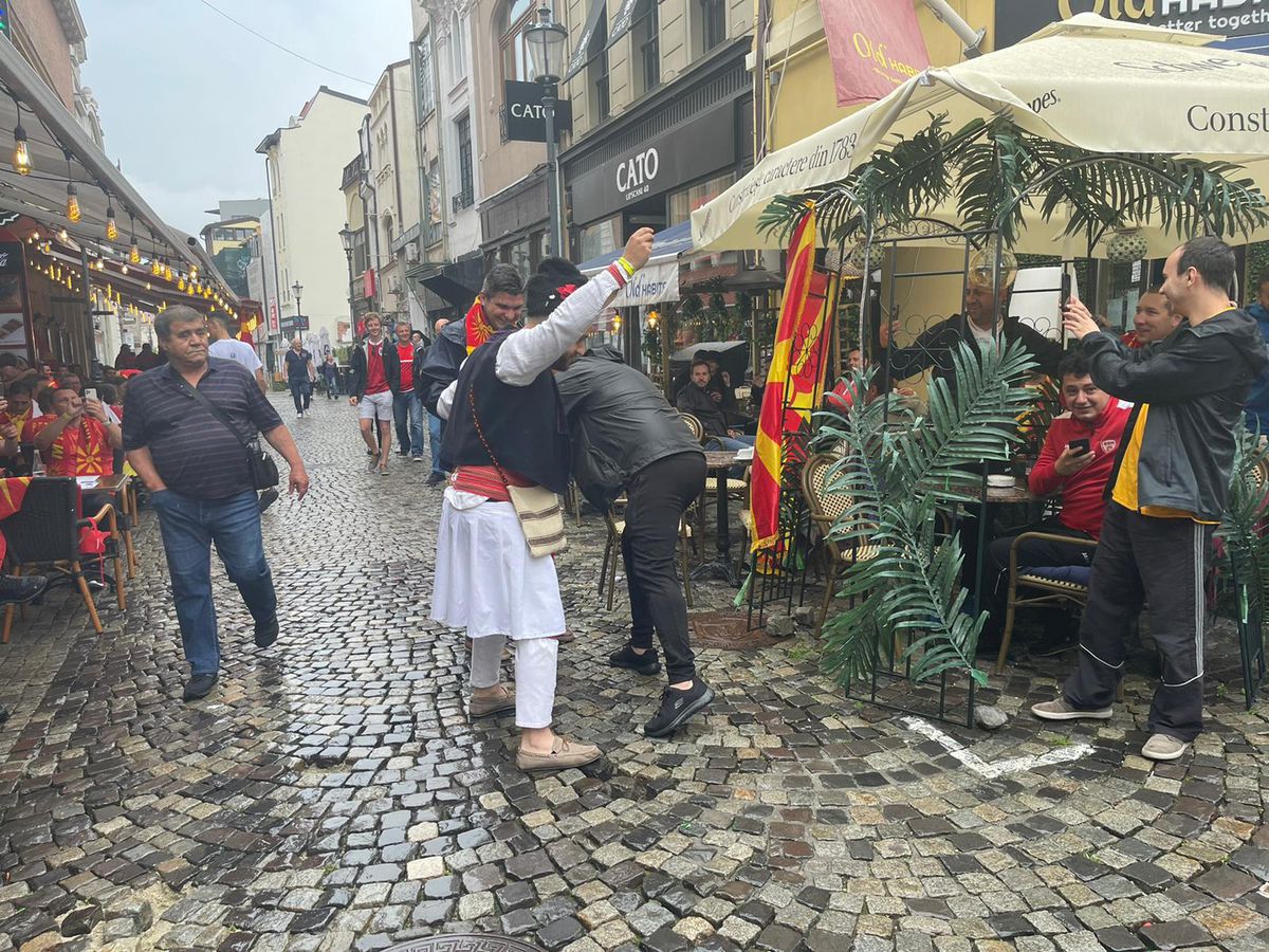 Nord-macedonenii, show în Centrul Vechi al Capitalei » Se îndreaptă acum spre Arena Națională