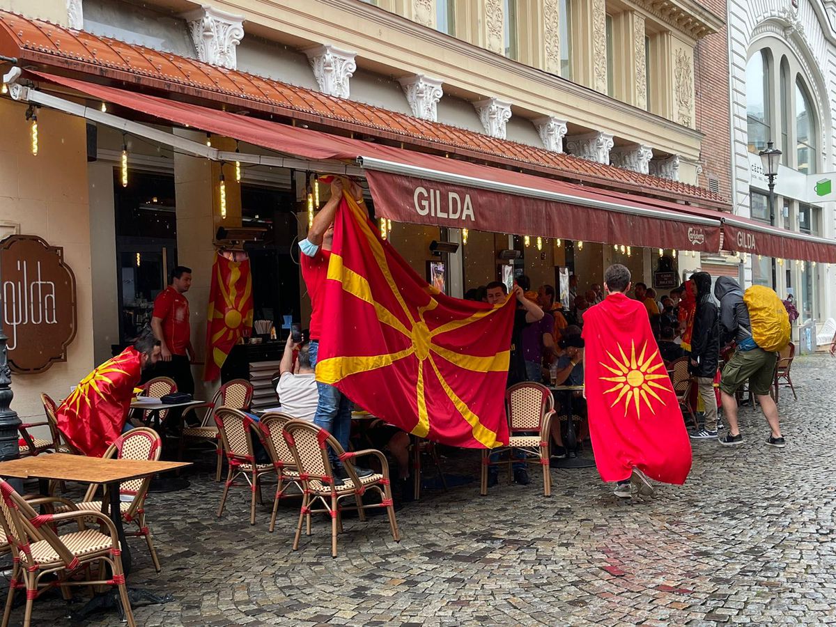 Nord-macedonenii, show în Centrul Vechi al Capitalei » Se îndreaptă acum spre Arena Națională