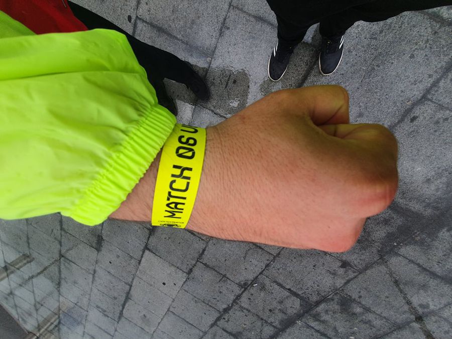Aşa arată brăţara FOTO: Răzvan Luţac Austria - Macedonia de Nord, pas cu pas spre stadion » Reporterul GSP a urmat traseul fanilor: de la controlul medical, la fluierul de start