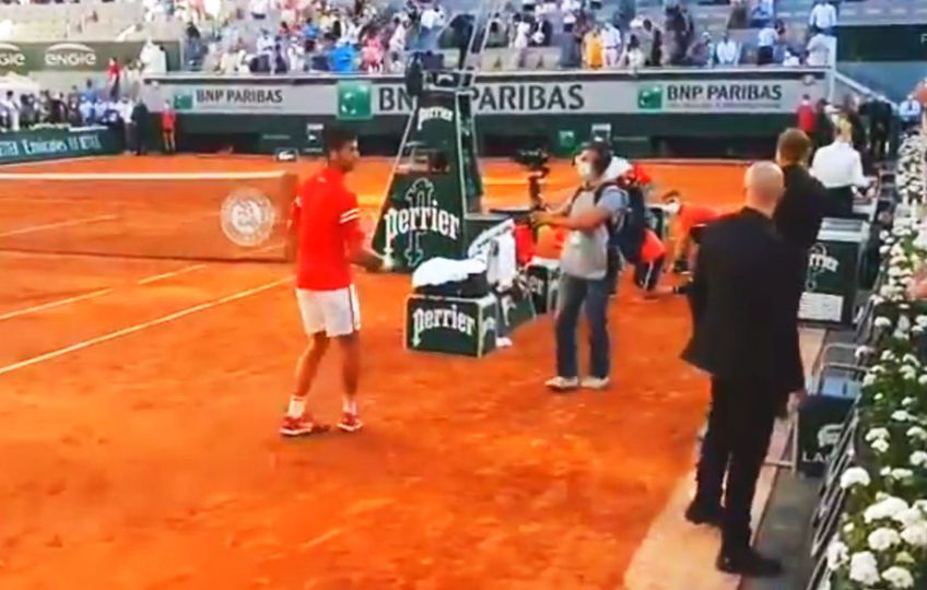 Novak Djokovic (34 de ani, 1 ATP) i-a oferit racheta unui copil aflat în tribunele arenei Philippe Chatrier.