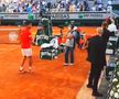 Novak Djokovic (34 de ani, 1 ATP) i-a oferit racheta unui copil aflat în tribunele arenei Philippe Chatrier.