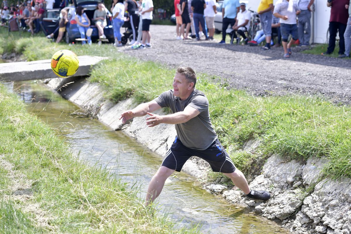 Arizona versus bătrânul Tarcisius » Primarul de 64 de ani a fost titular și echipa lui a luat 7 goluri cu mingile recuperate cu minciogul din canal!