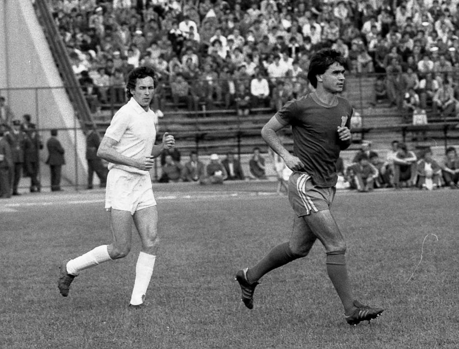 Amintirile celui mai bun român de la Mondialul din 1970 » Povești cu Dobrin, Mircea Lucescu și Dan Coe: „Se ruga de mine «Bă, vă rog, lăsați-ne să batem că pierdem titlul!» + De ce l-a alergat Rică Răducanu