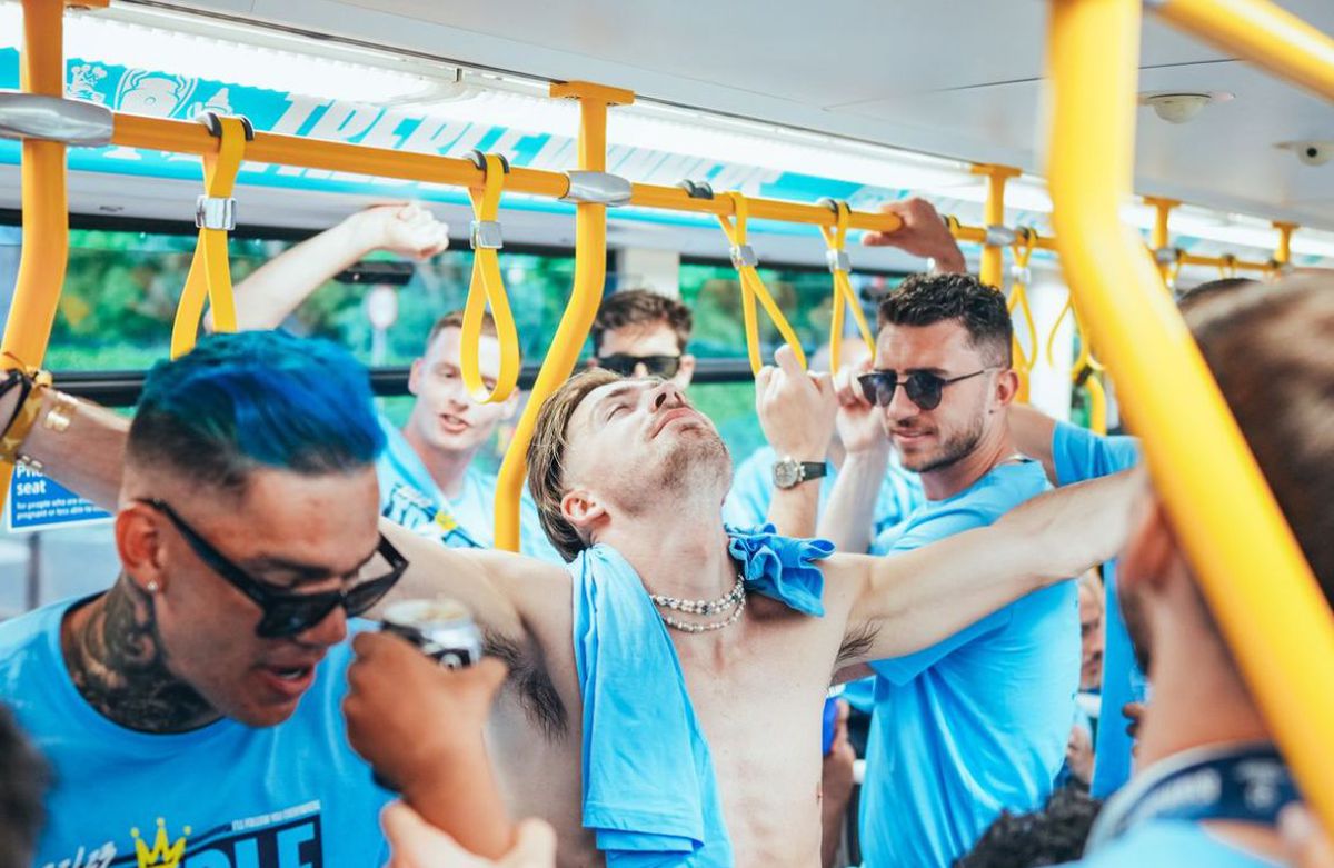 Imagini dezolante cu „rebelul” Grealish » A adormit în mai puțin de o oră după ce a ajuns la un bar din Manchester