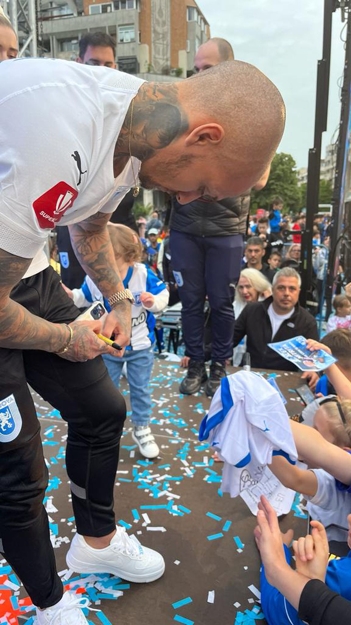 Alexandru Mitriță, prezentare de superstar în centrul Craiovei » Peste 1.000 de oameni au venit în piața „Mihai Viteazul”