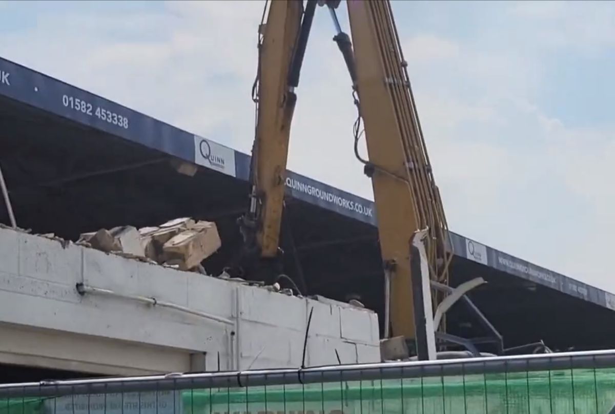 S-au apucat să demoleze cel mai ciudat stadion din Premier League » Imagini spectaculoase