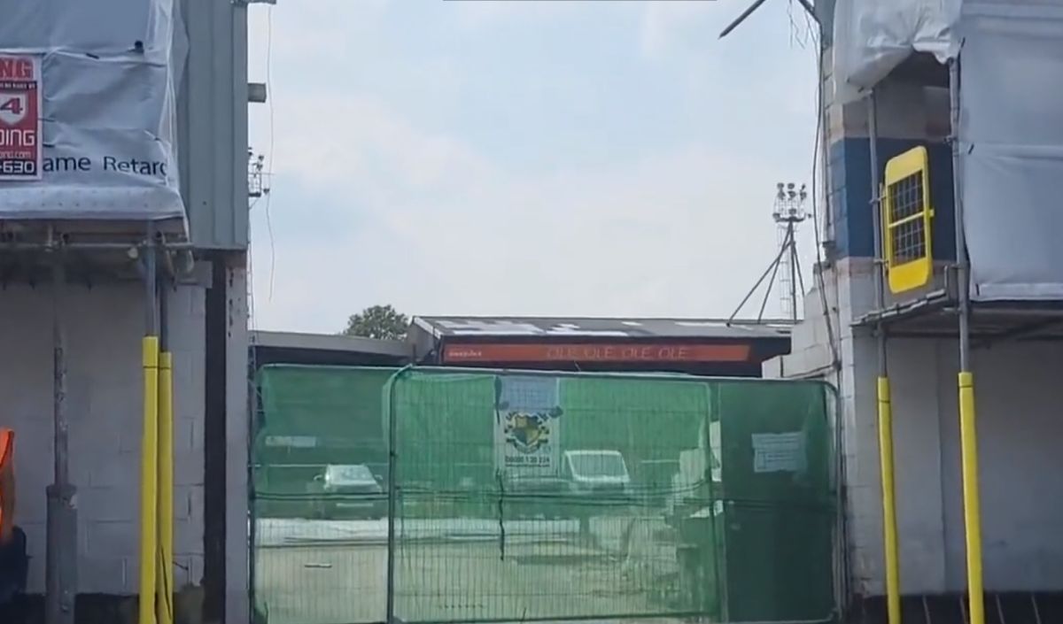 S-au apucat să demoleze cel mai ciudat stadion din Premier League » Imagini spectaculoase