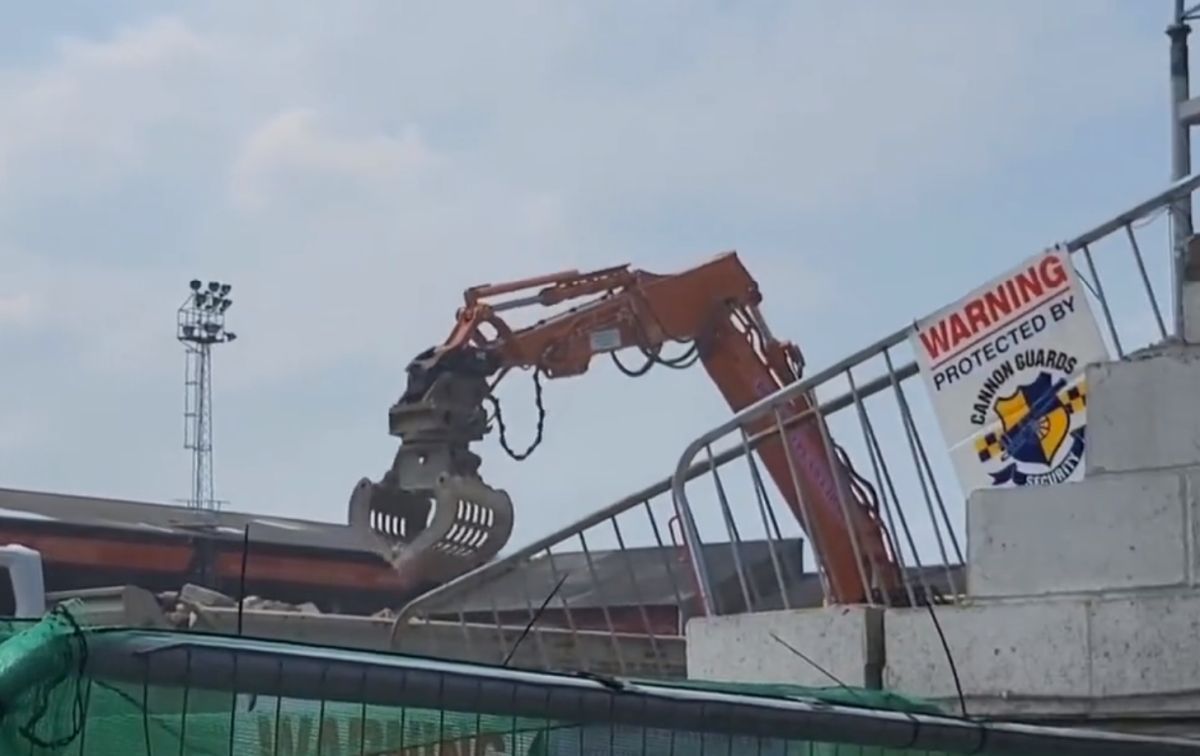 S-au apucat să demoleze cel mai ciudat stadion din Premier League » Imagini spectaculoase